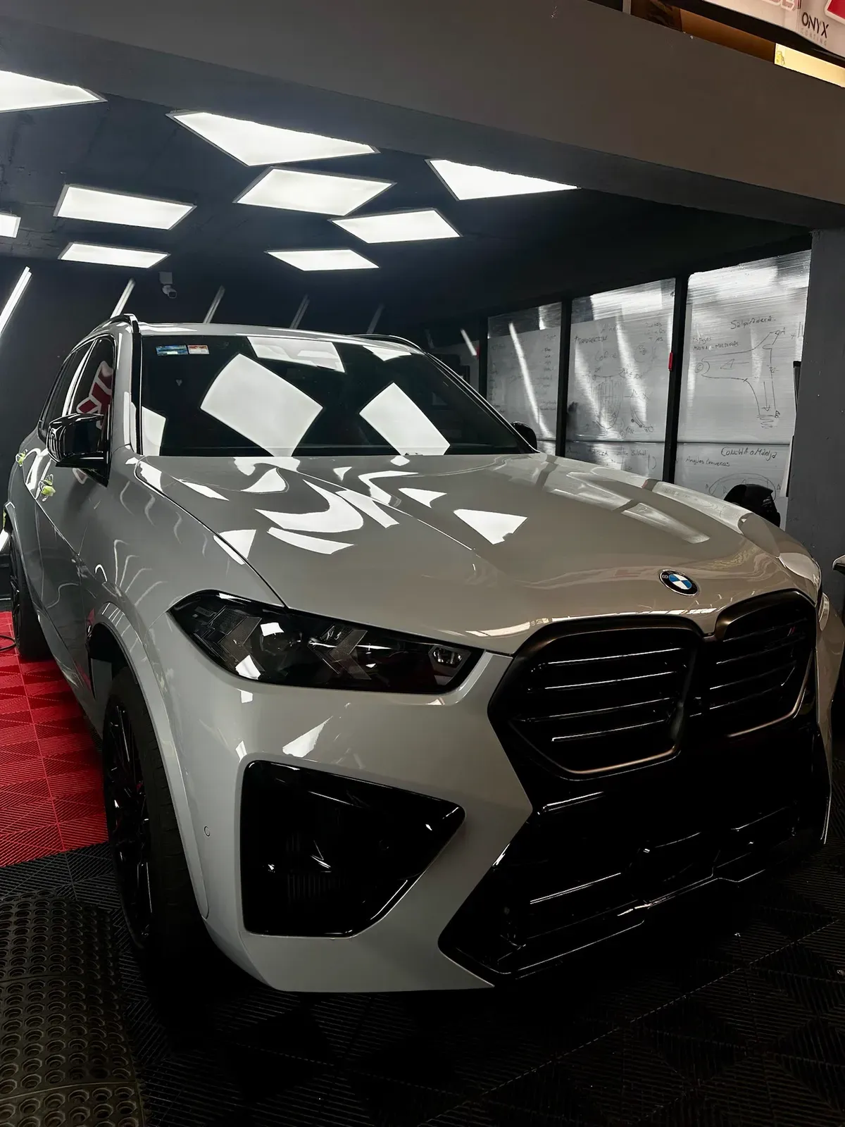 Detalle del acabado sobre la pintura de un BMW X5