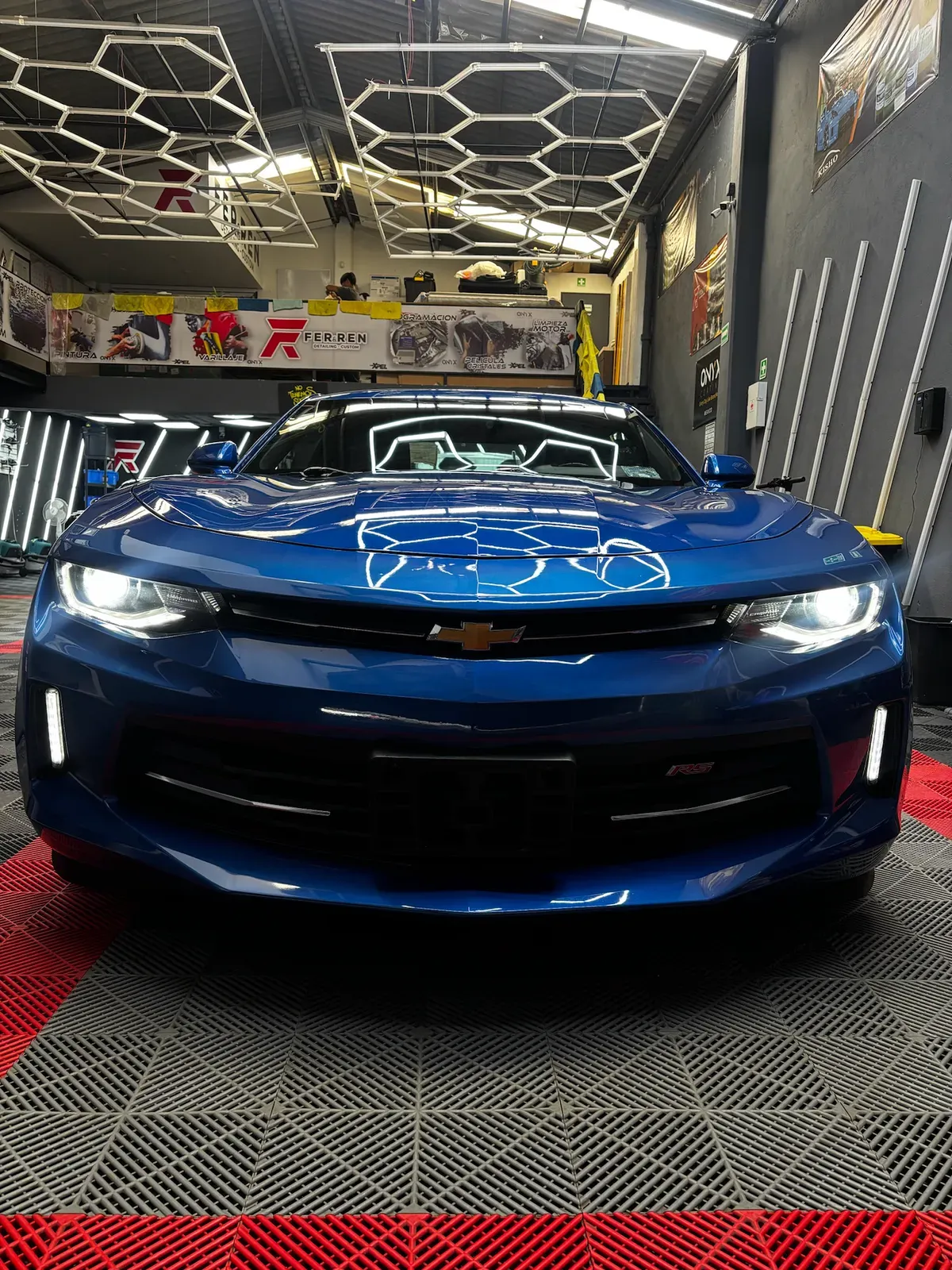 Chevrolet Camaro azul después de la protección cerámica