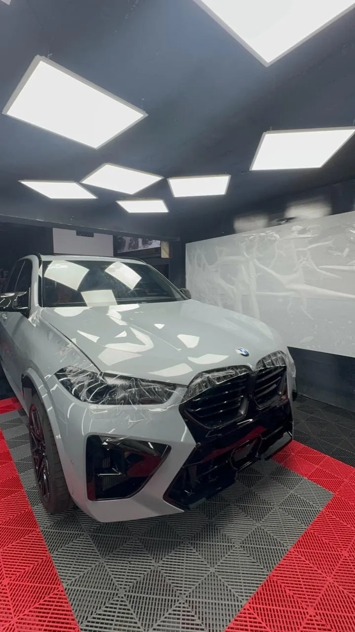 BMW X5 blanco con acabado brillante bajo iluminación de inspección