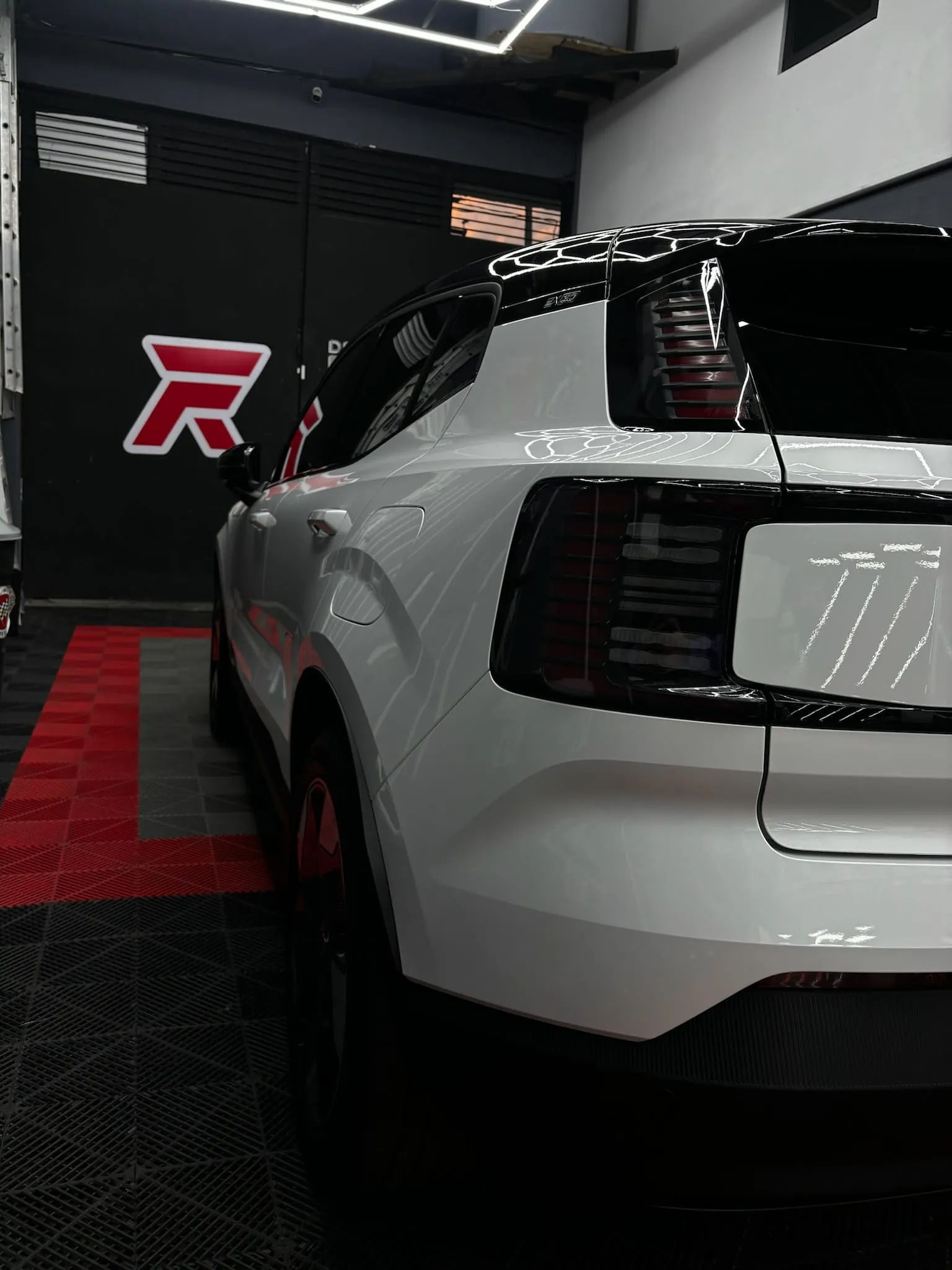 Vehículo terminado en el área de presentación de FER&REN Detailing
