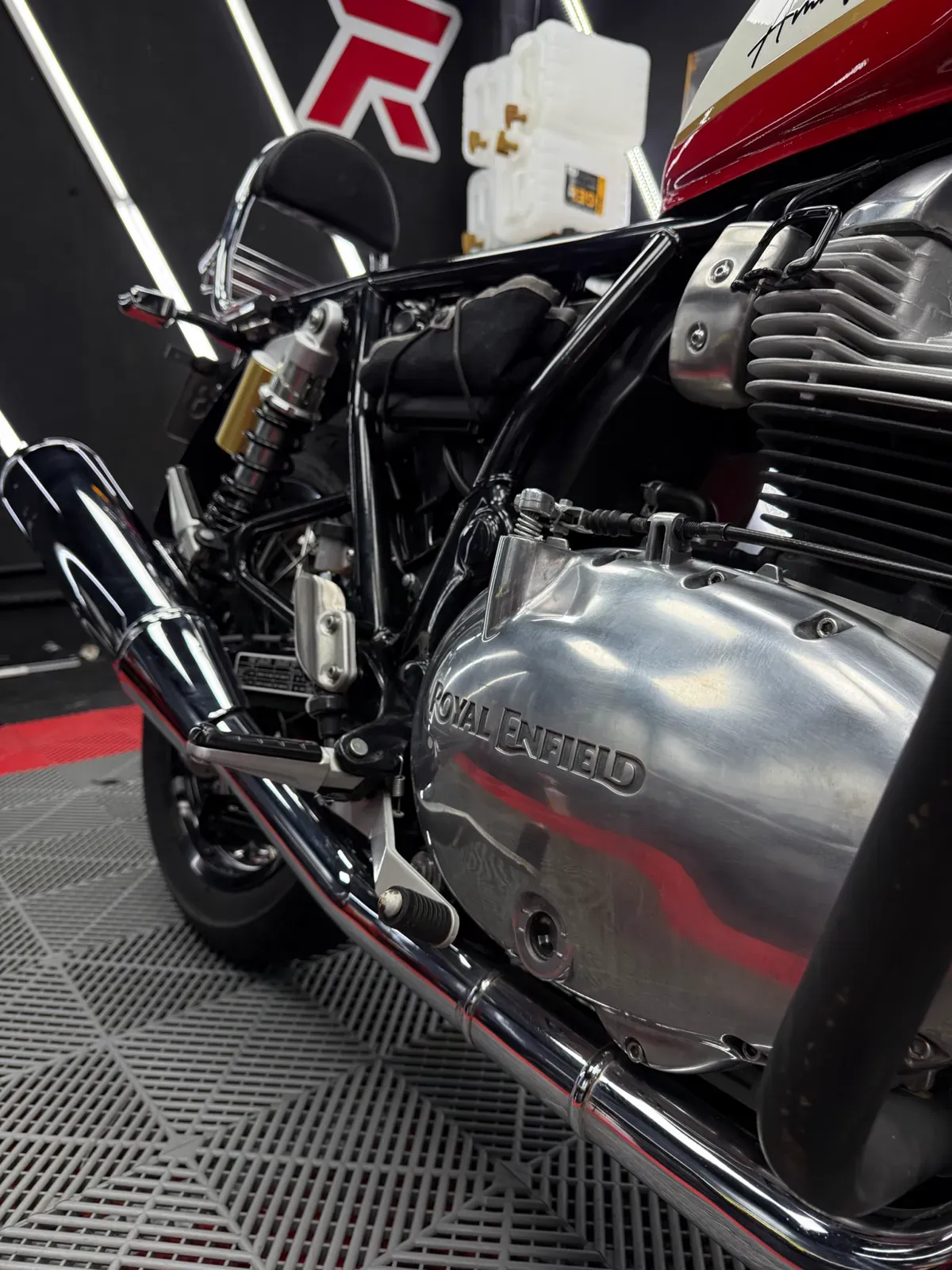 Motor y cromos de una Royal Enfield después del detallado