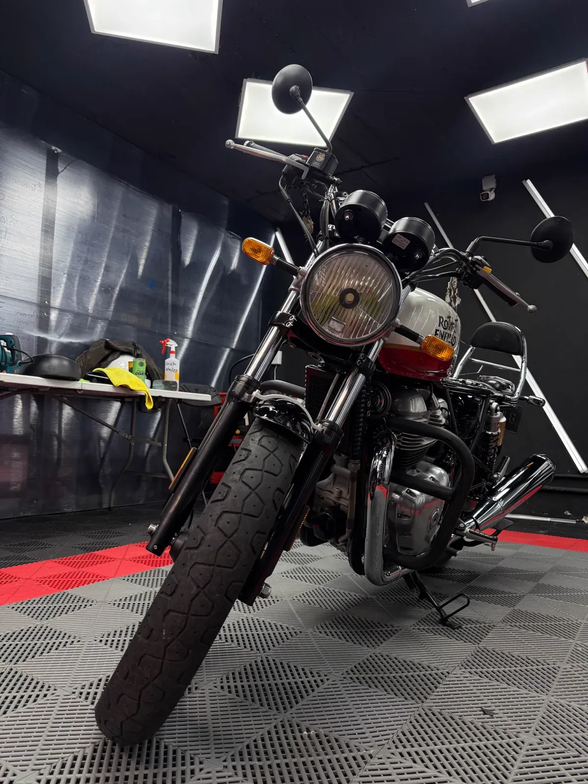 Royal Enfield terminada después del detallado y la protección