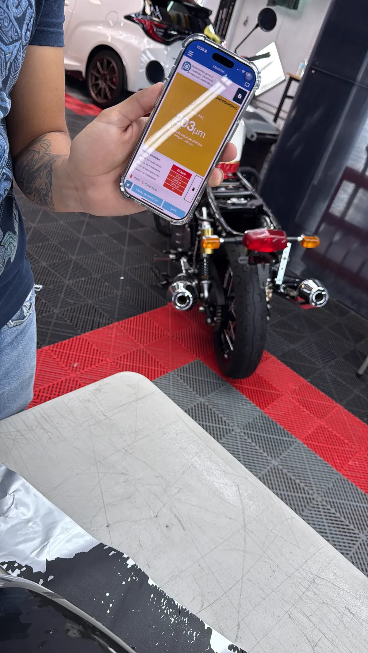 Medición técnica del espesor de pintura de una motocicleta