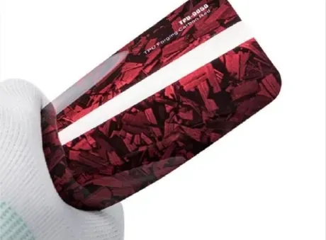 Muestra de película Forging Carbon Red, código TPU-9050