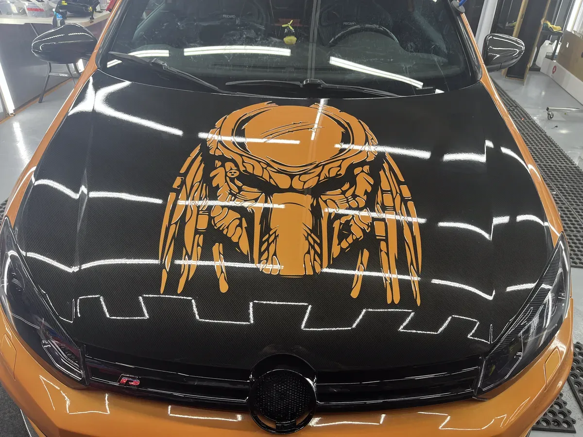 Volkswagen amarillo personalizado con wrap y franjas negras